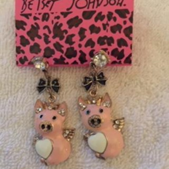 BRAND NEW BETSEY JOHNSON  PINK PIG EARRINGS - Picture 3 of 6